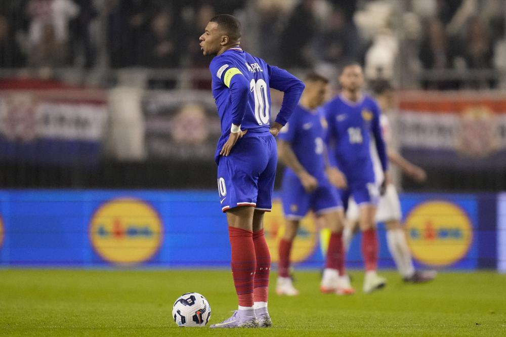 科莫0-0卡利亚里，平分秋色